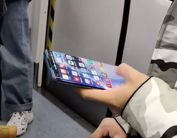 先睹為快，地鐵上疑似出現華為P40 Pro真機