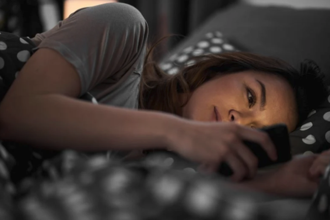 蘋(píng)果新專利曝光，喜歡躺著玩手機(jī)的人注意了！